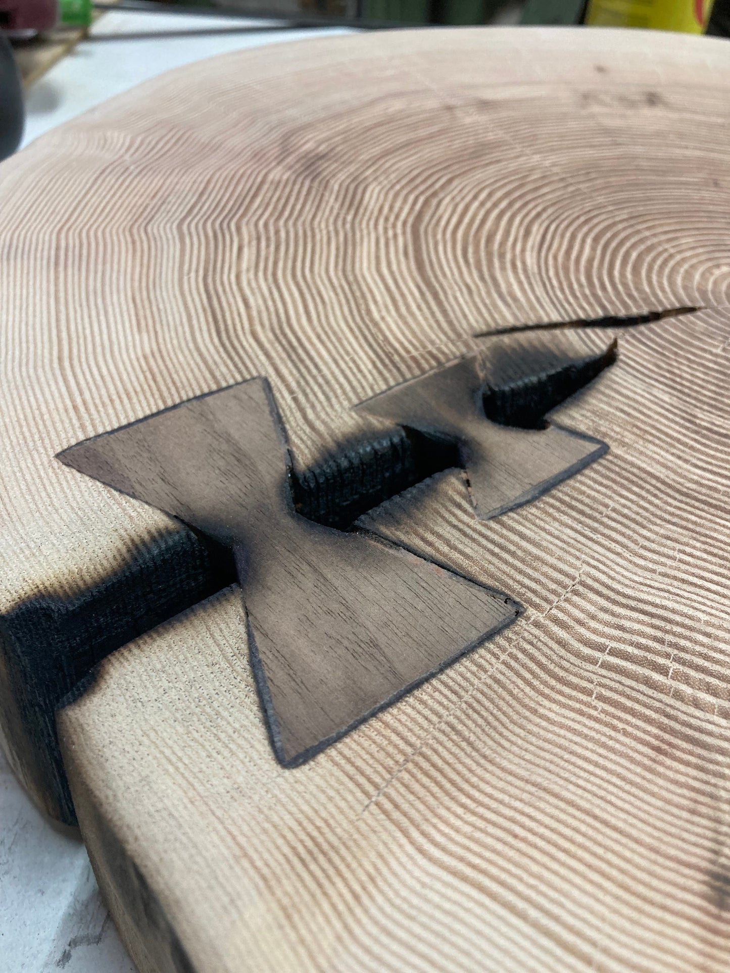 Myśliwski stolik kawowy, z drewna, na porożu jelenia