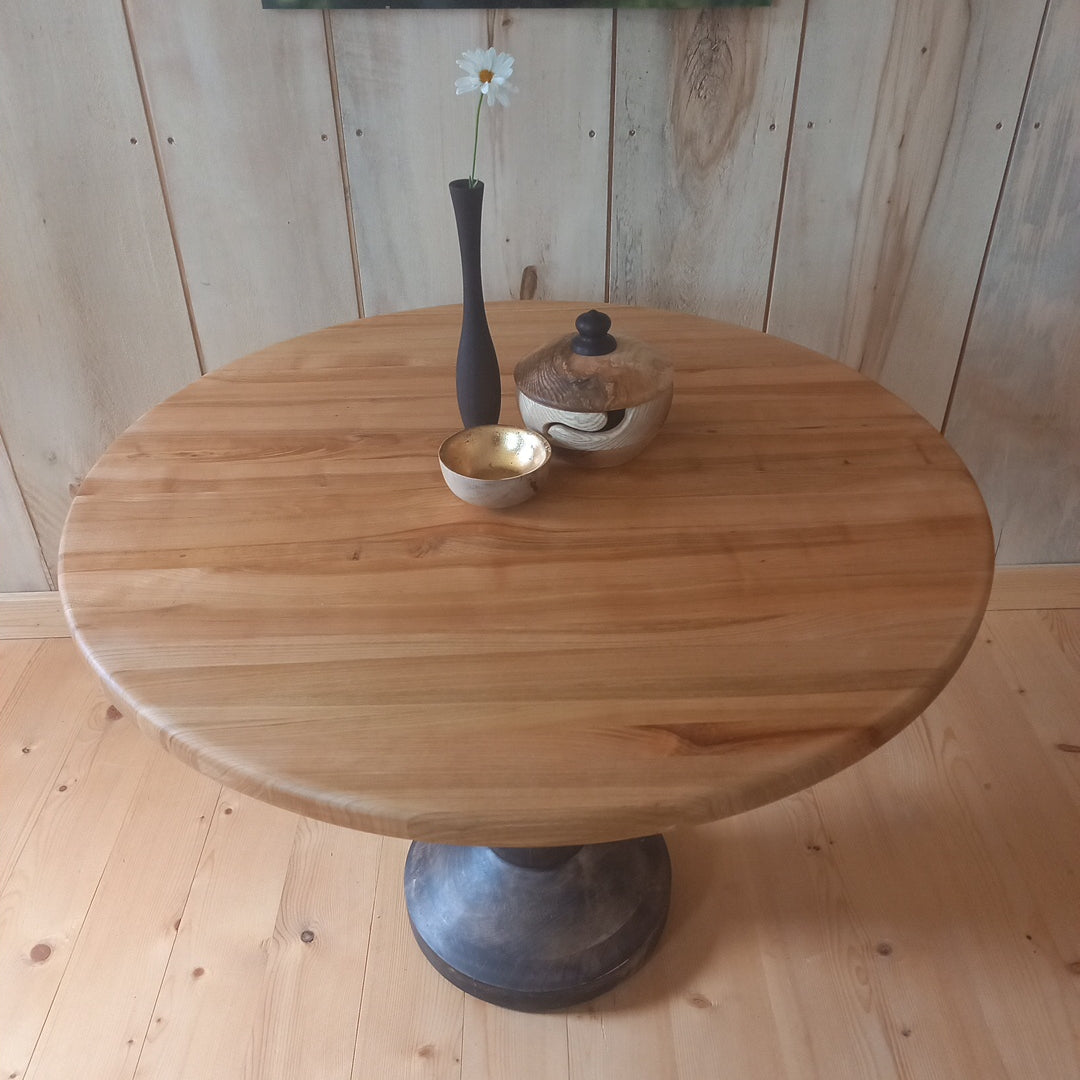 Stoły duże i małe, pomocniki