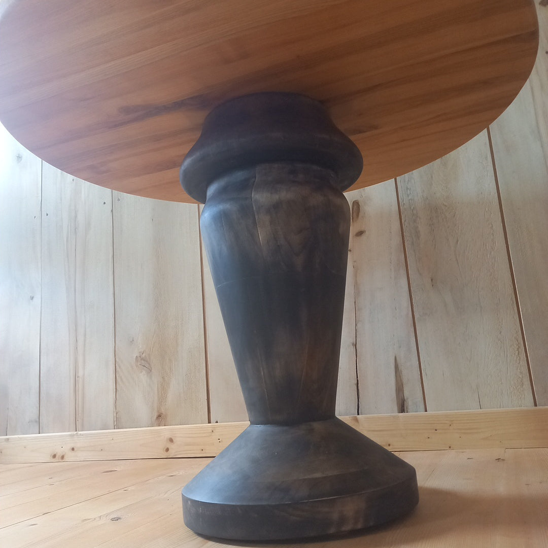 Stoły duże i małe, pomocniki