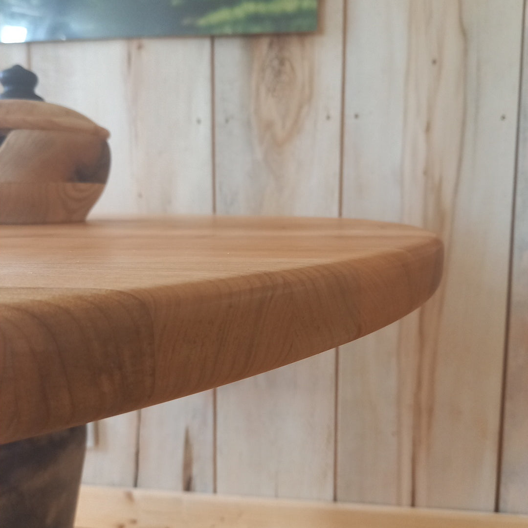 Stoły duże i małe, pomocniki