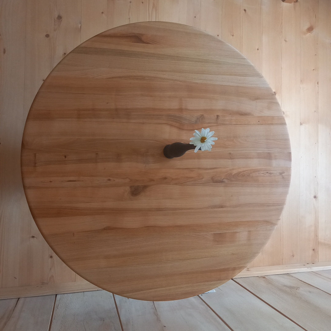 Stoły duże i małe, pomocniki