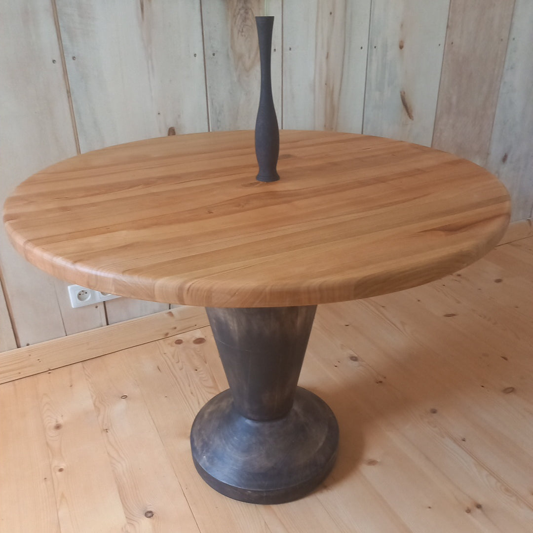 Stoły duże i małe, pomocniki