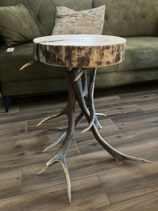 Myśliwski stolik kawowy, z drewna, na porożu jelenia