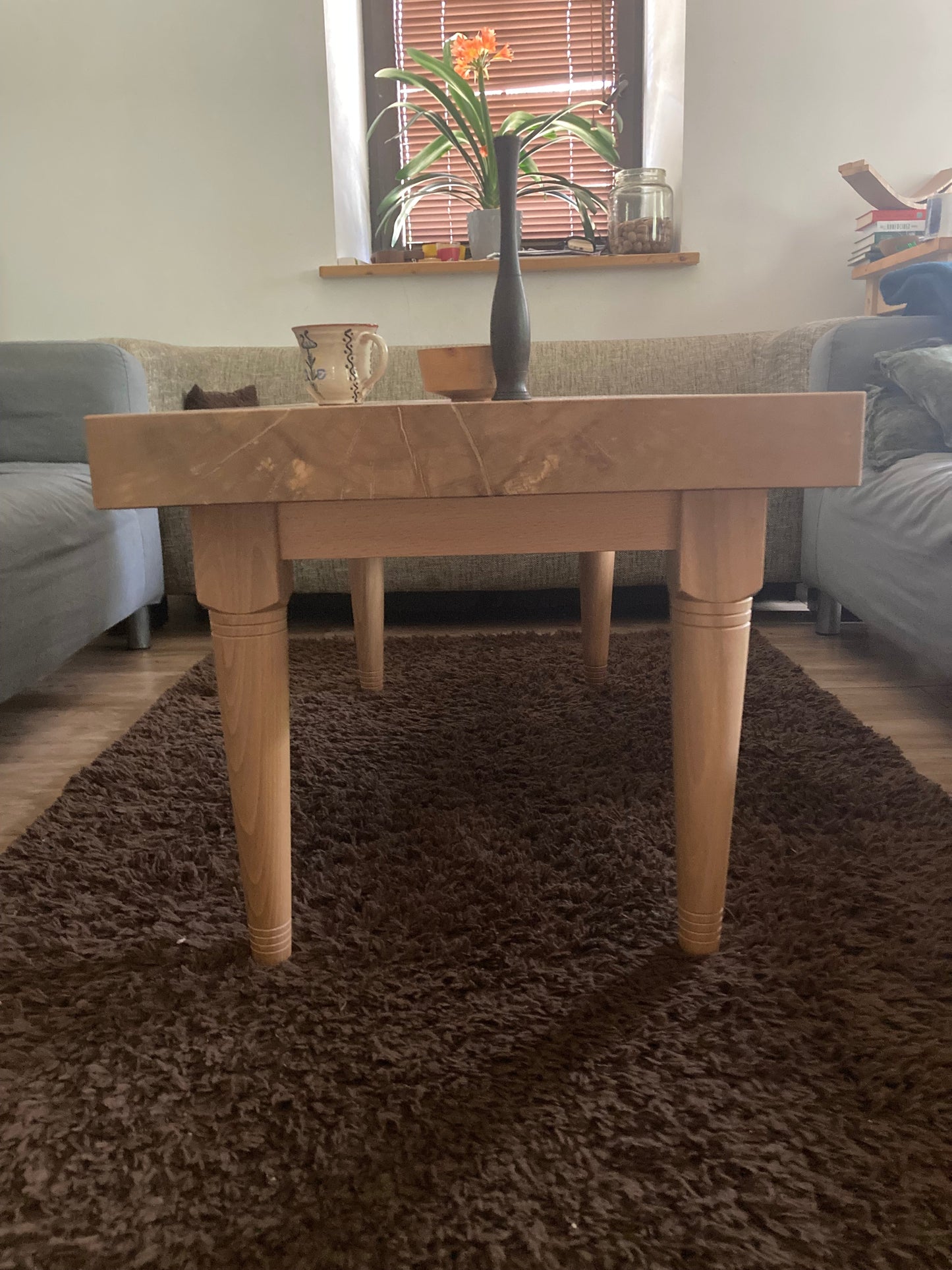 Stoły duże i małe, pomocniki