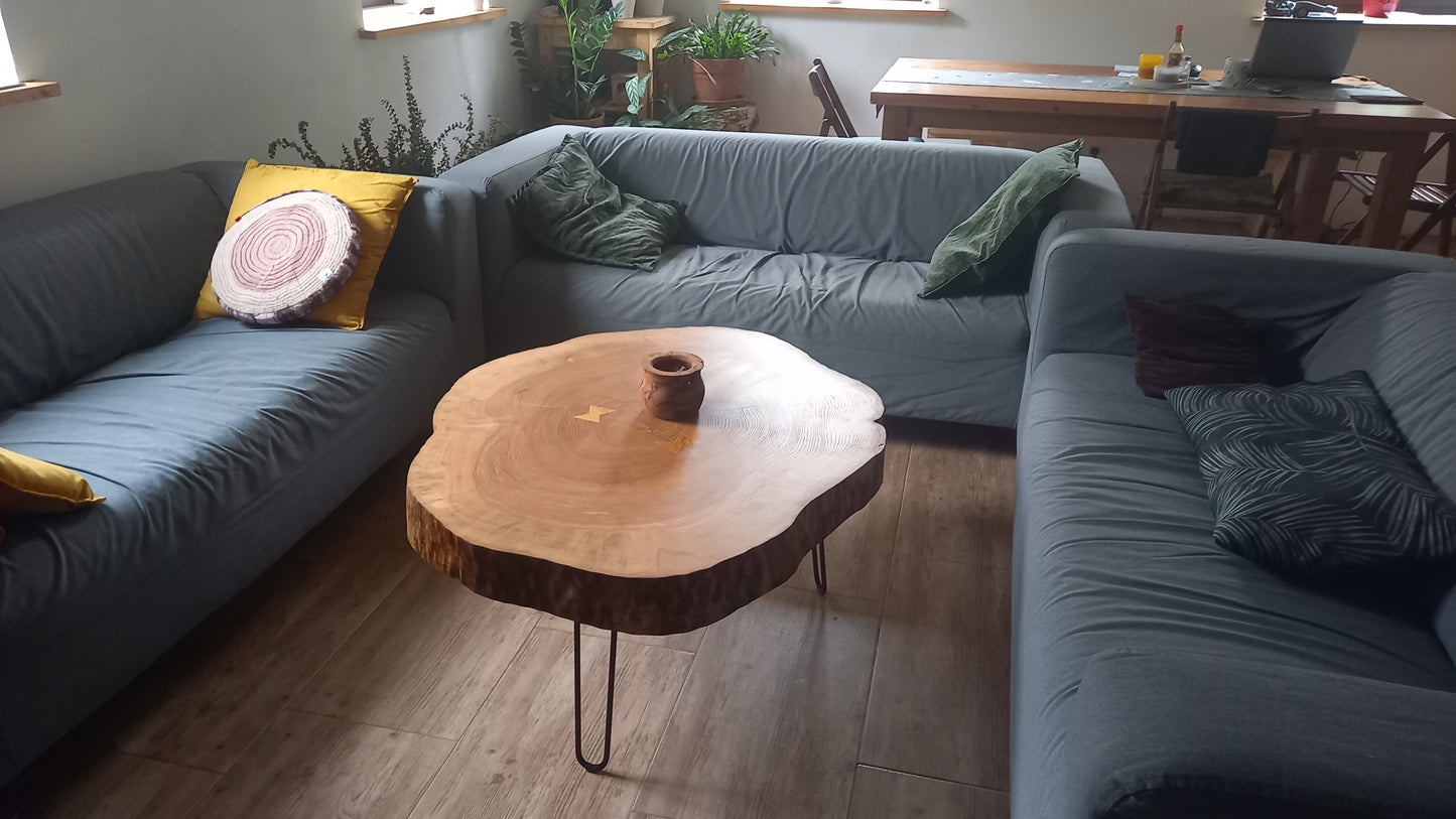 Stoły duże i małe, pomocniki