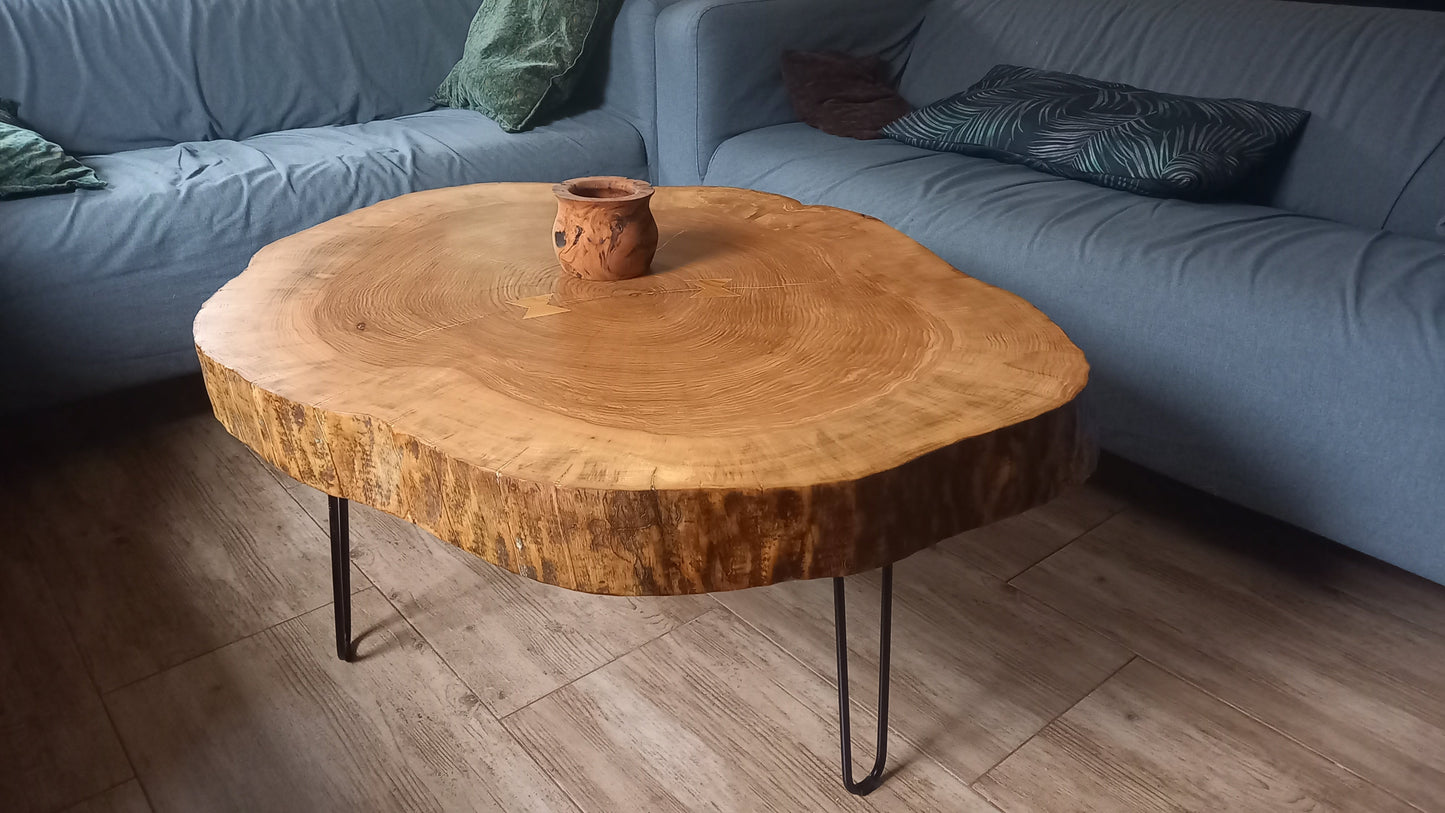 Stoły duże i małe, pomocniki