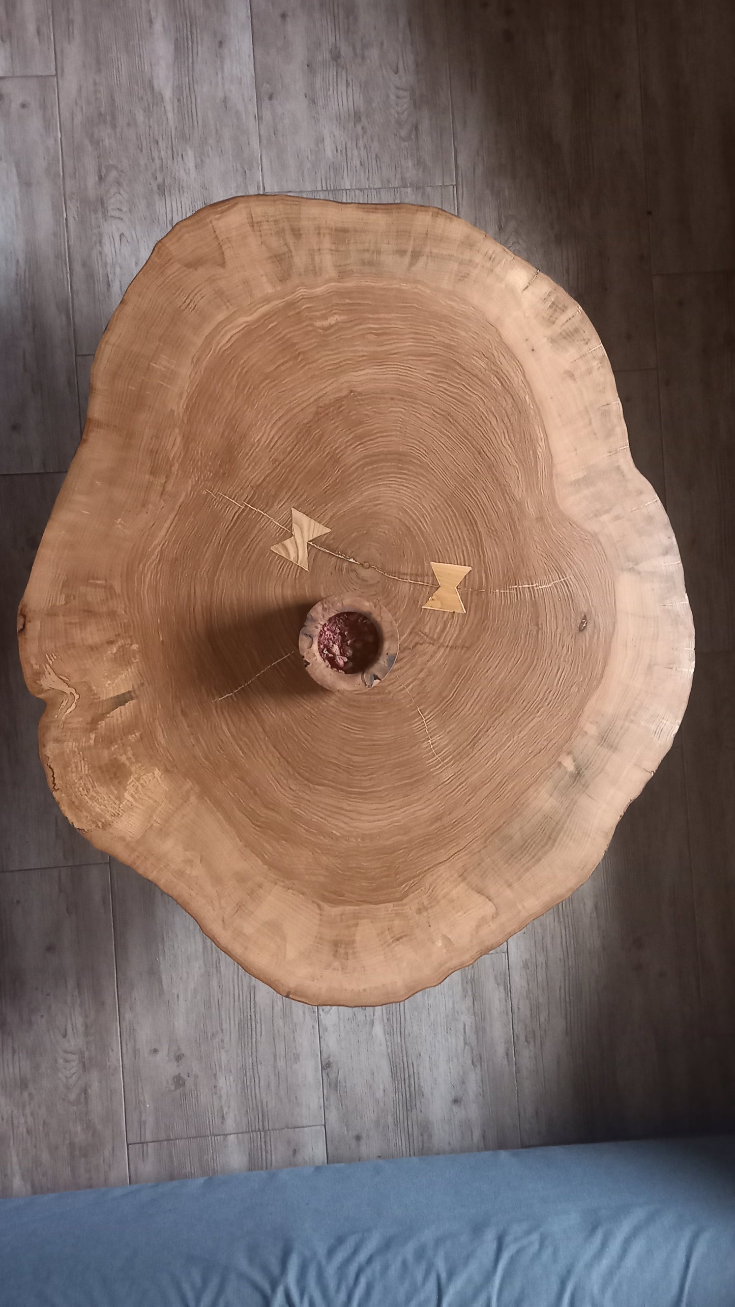 Stoły duże i małe, pomocniki