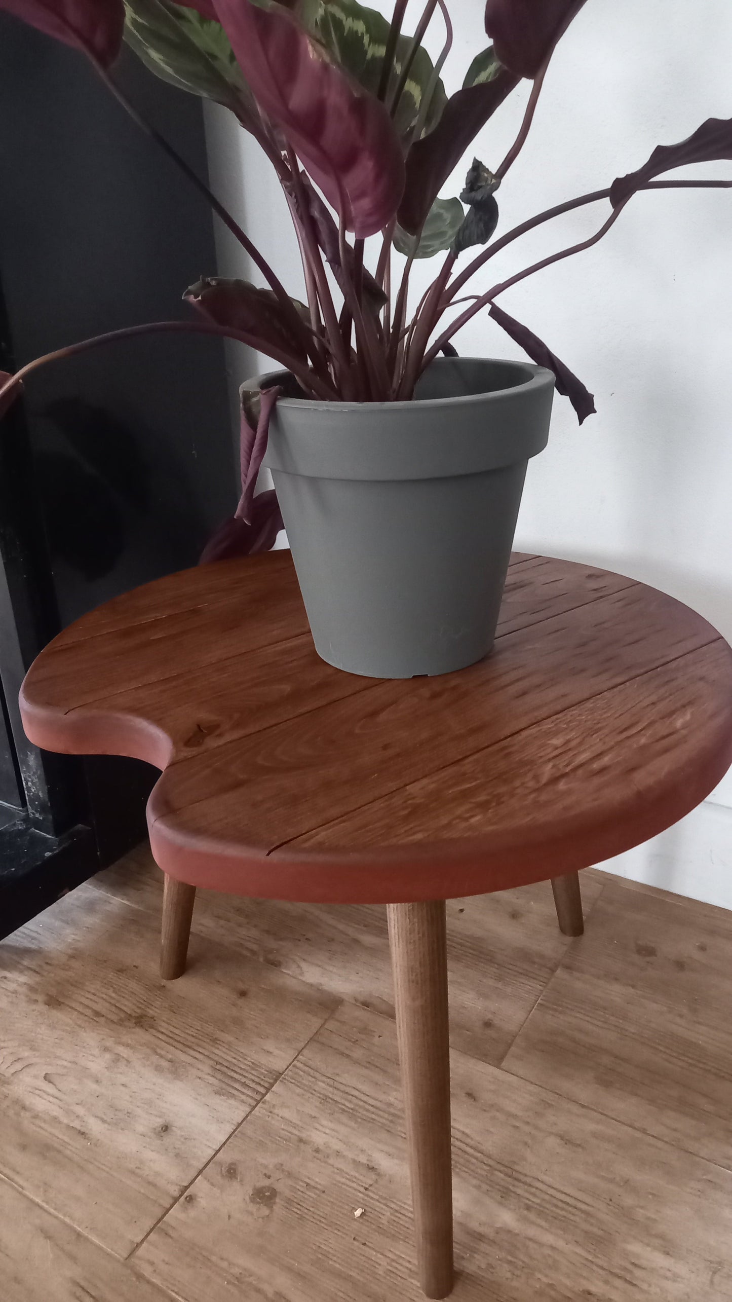 Stoły duże i małe, pomocniki