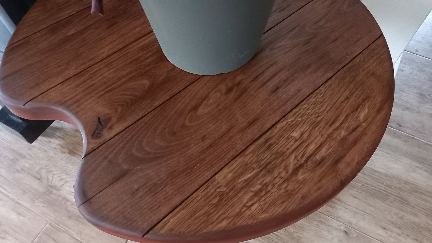 Stoły duże i małe, pomocniki