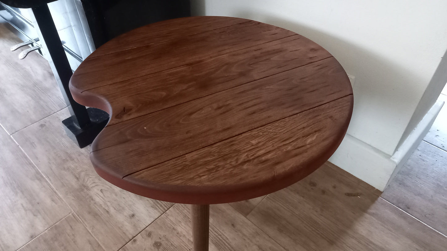 Stoły duże i małe, pomocniki