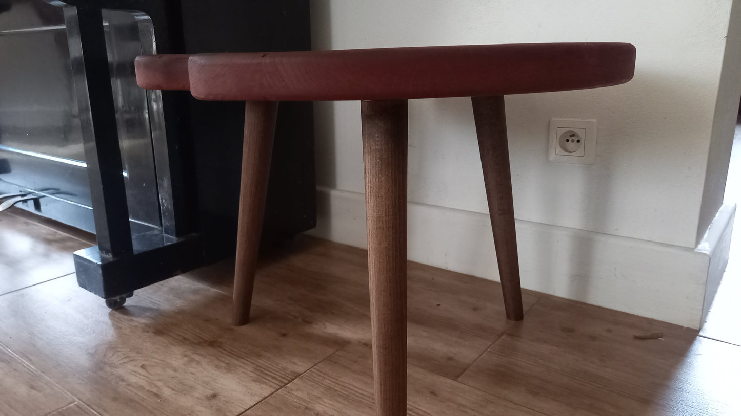 Stoły duże i małe, pomocniki