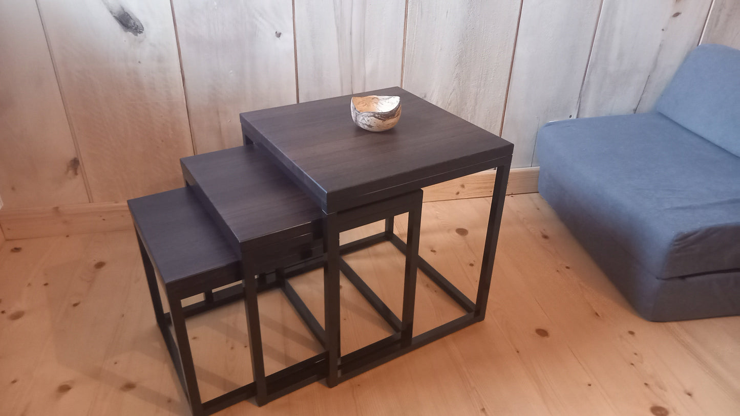 Stoły duże i małe, pomocniki