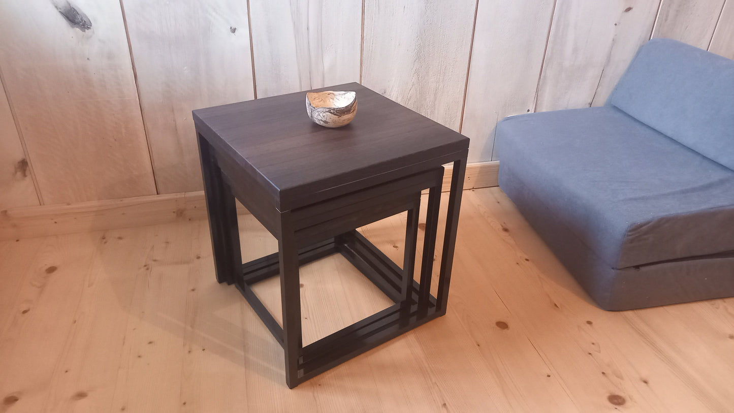 Stoły duże i małe, pomocniki