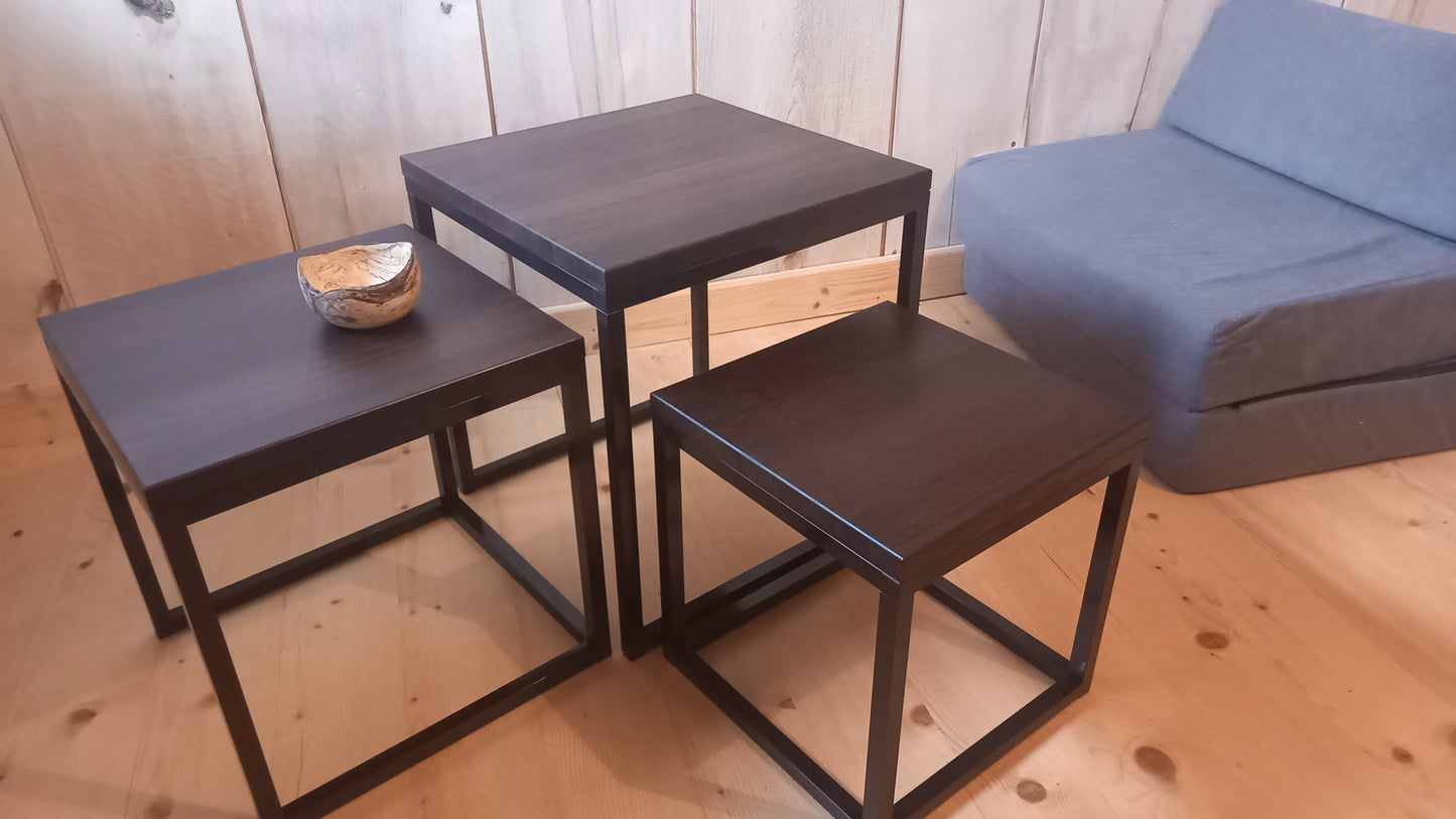 Stoły duże i małe, pomocniki