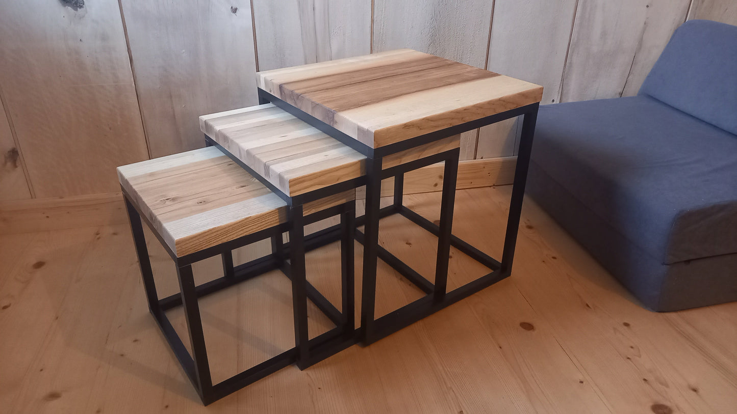 Stoły duże i małe, pomocniki