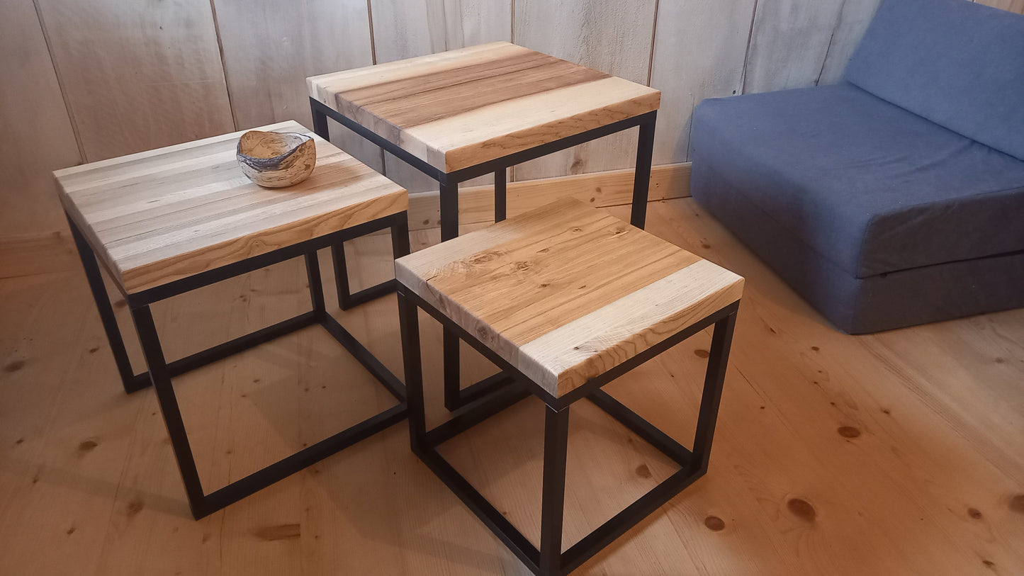 Stoły duże i małe, pomocniki