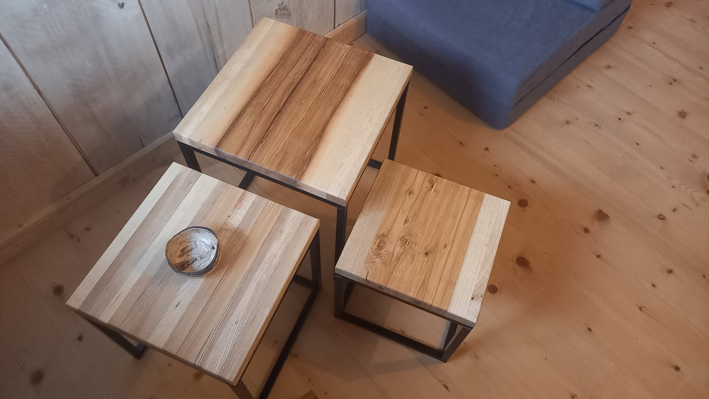 Stoły duże i małe, pomocniki