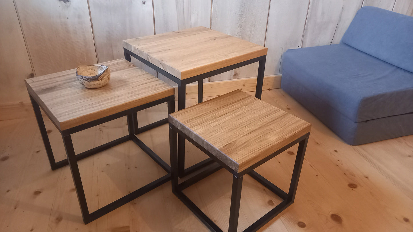 Stoły duże i małe, pomocniki