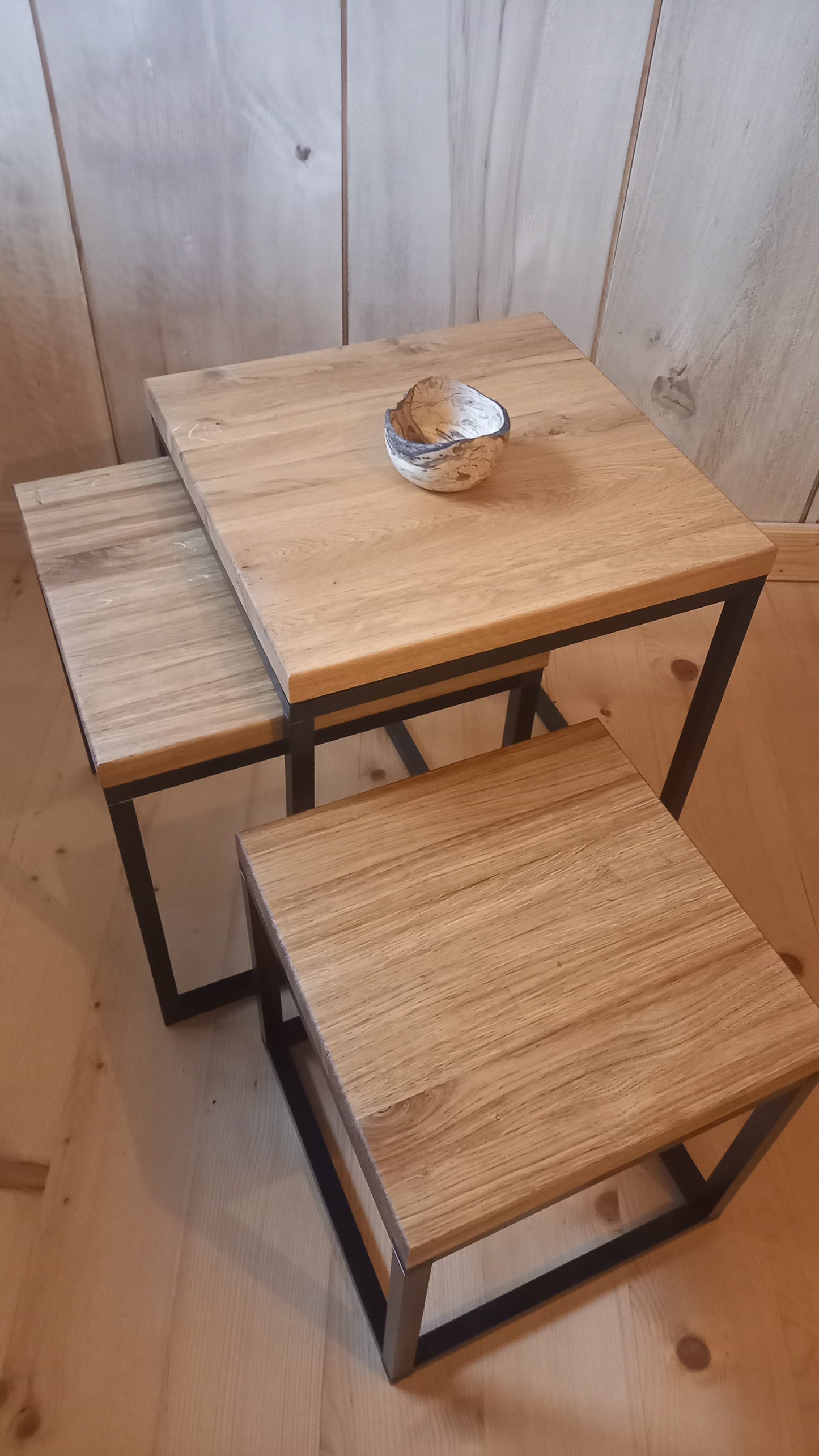 Stoły duże i małe, pomocniki