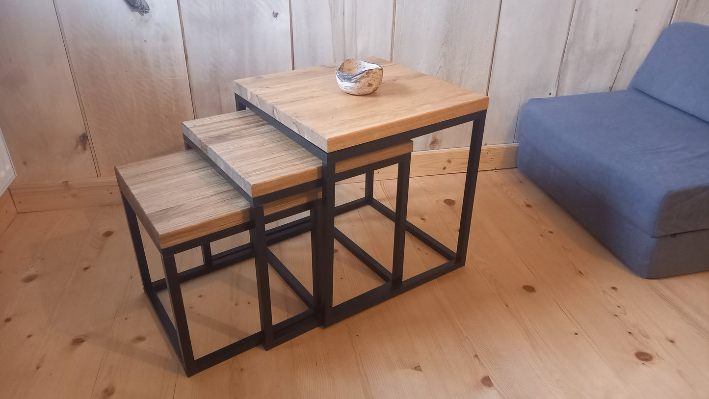 Stoły duże i małe, pomocniki