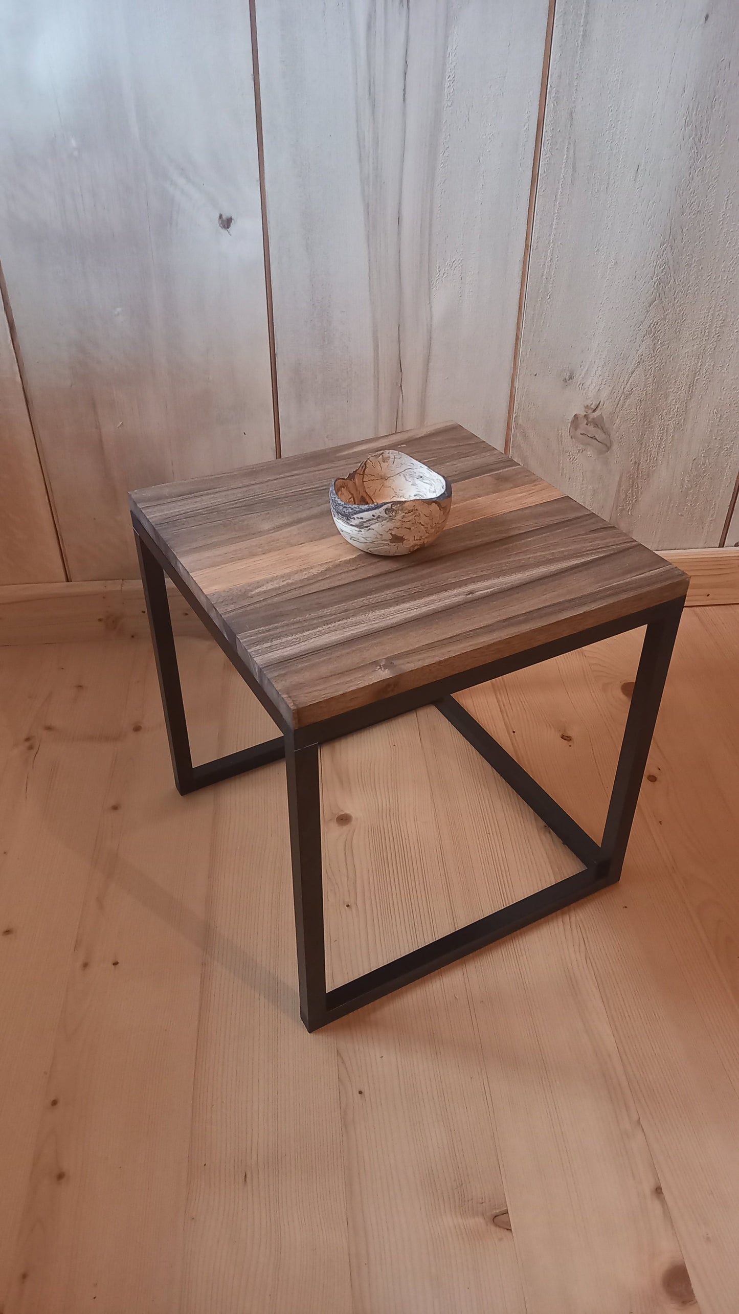 Stoły duże i małe, pomocniki