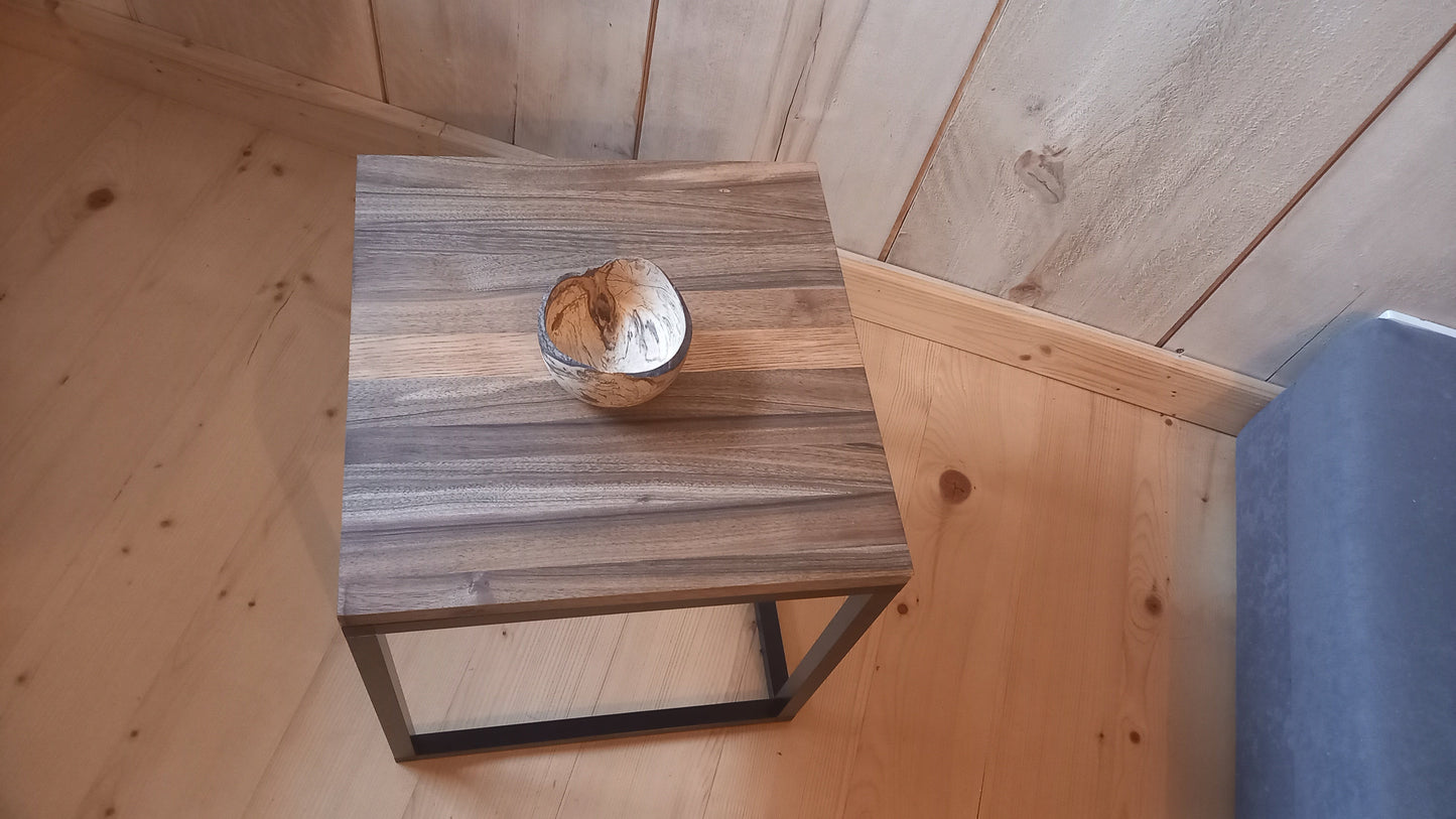 Stoły duże i małe, pomocniki