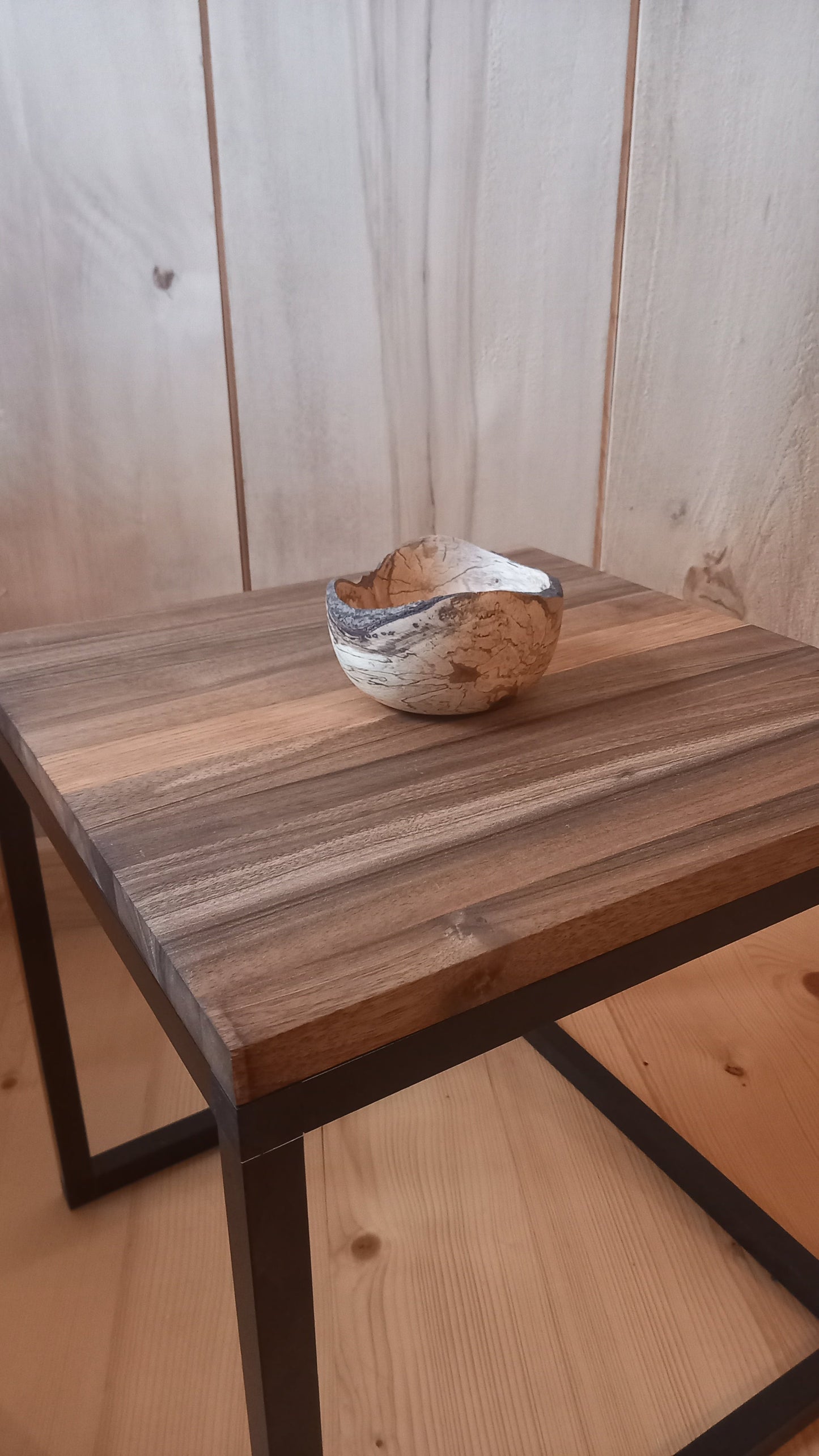 Stoły duże i małe, pomocniki