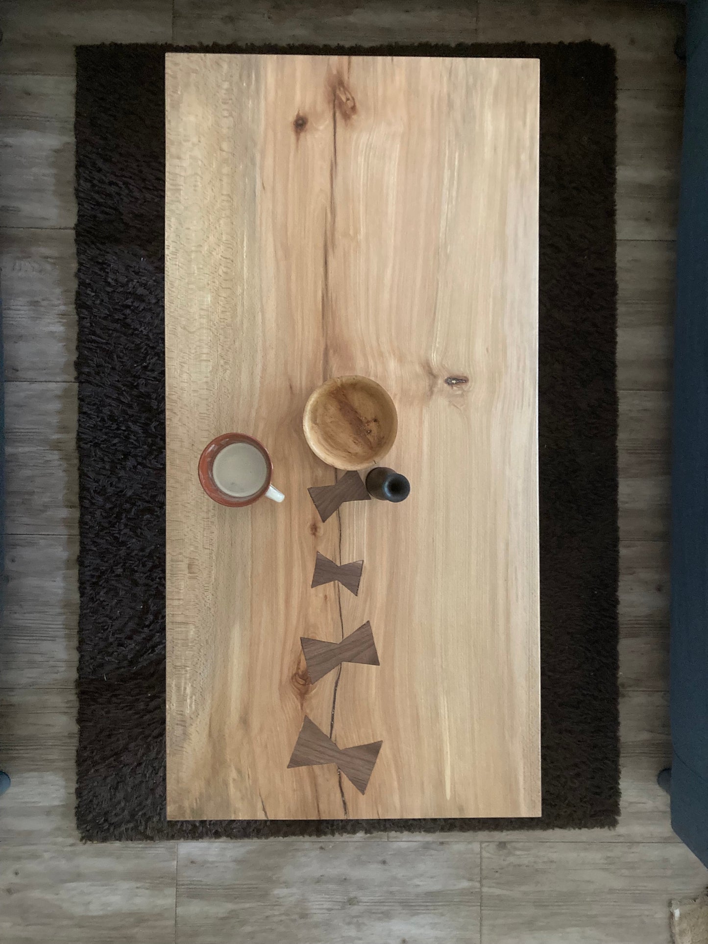 Stoły duże i małe, pomocniki