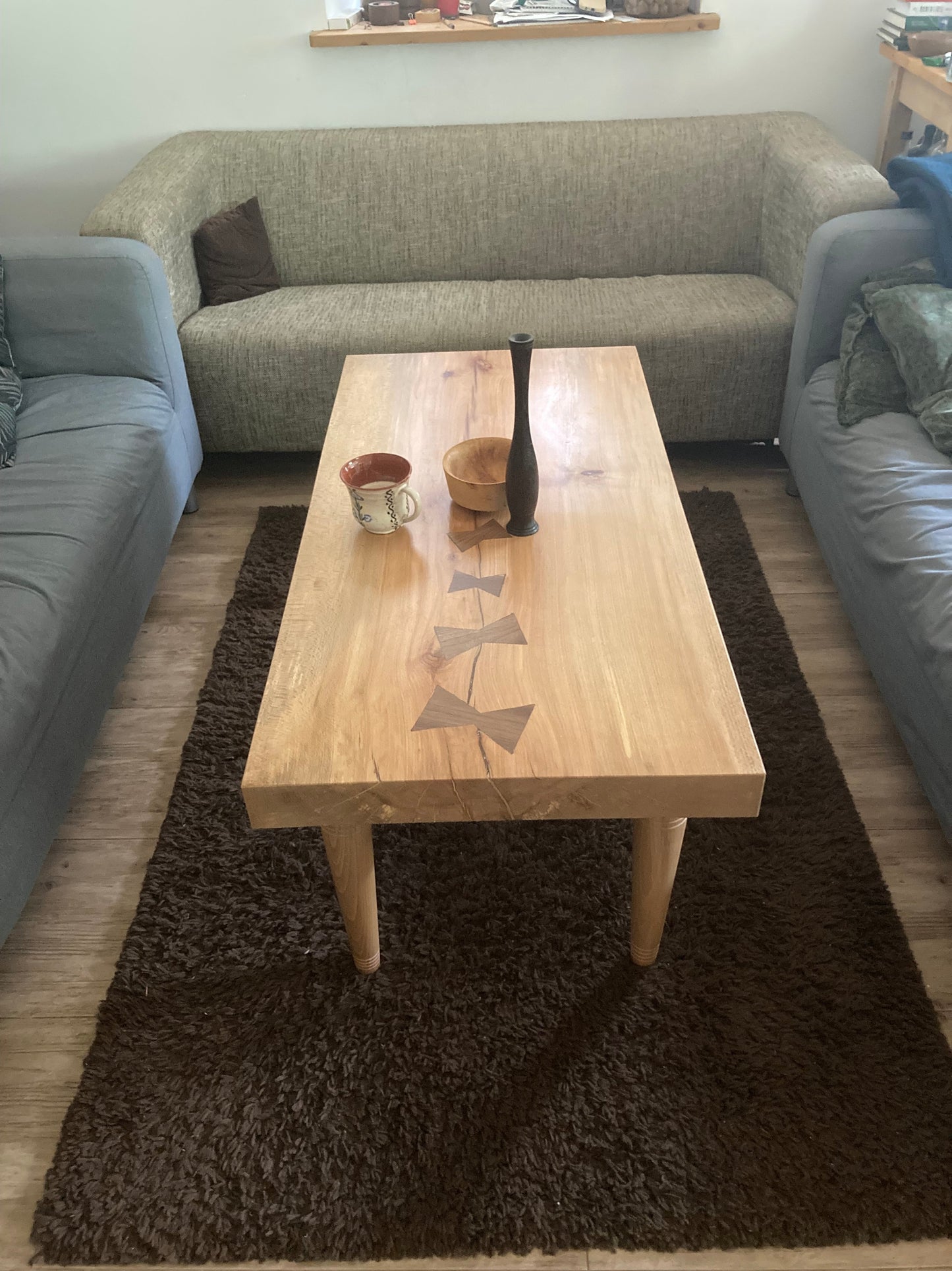 Stoły duże i małe, pomocniki